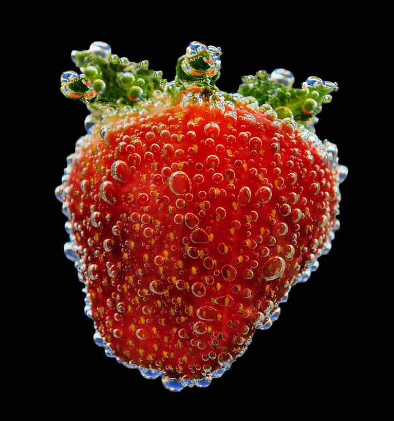 无人,竖图,水,草莓,黑色背景,饮用水,一个,泡泡,摄影,单个,清新,健康食物,彩图