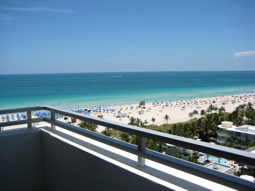 无人,栏杆,横图,室外,白天,留白,旅游,度假,海洋,阳台,建筑,美国,水平线,娱乐,享受,休闲,放松,摄影,热带气候,迈阿密,万里无云,迈阿密海滩,海滩,彩图