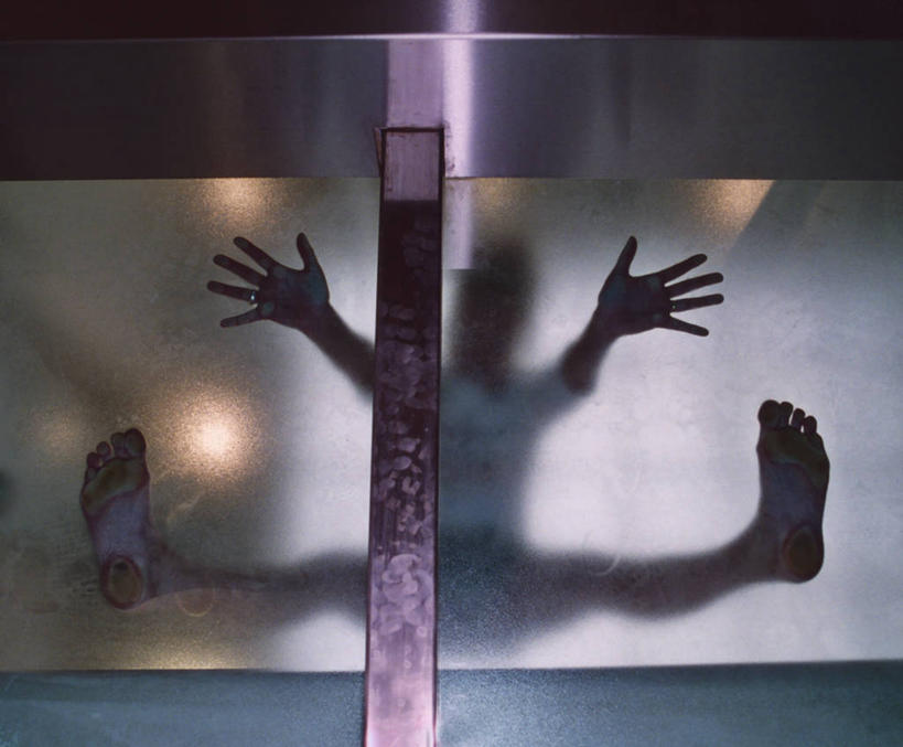 成年人,一个人,横图,室内,仰视,英国,仅一个年轻女性,仅一个女性,仅一个人,脚印,朦胧,模糊,透明,注视,观察,看,人体,摄影,观看,幽默,照亮,察看,关注,剪影,足,超级英雄,年轻女性,女人,女性,年轻人,彩图,低角度拍摄