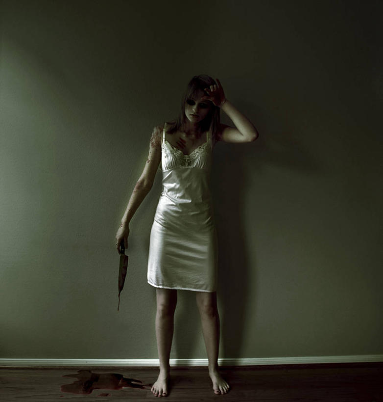 儿童,少年,一个人,站,竖图,室内,纯洁,仅一个男性,仅一个年轻女性,仅一个女性,仅一个人,滑,拿着,仅一个年轻男性,小孩,赤脚,血液,可爱,童年,童趣,摄影,犯罪,逼迫,恐怖,强迫,病房,童真,烂漫,无邪,天真,男人,男性,年轻男性,年轻女性,女人,女性,孩子,长发,触摸,彩图,精神疾病,强制,胁迫