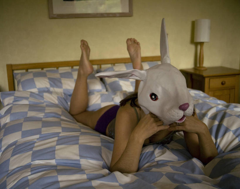 成年人,一个人,横图,室内,白天,床,卧室,仅一个女性,撑,内衣,朦胧,模糊,床上用品,灯,床头柜,趴着,赤脚,摄影,隐藏,撑着,家兔,彩图