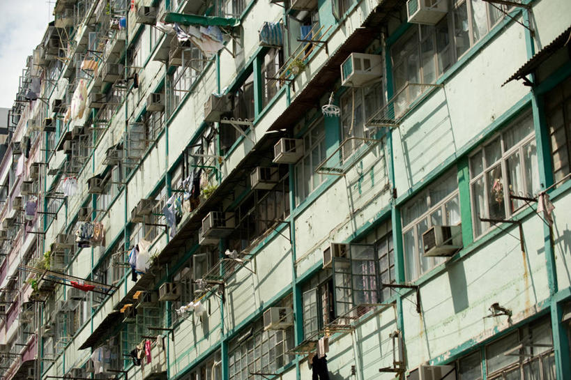 无人,家庭,横图,室外,白天,仰视,窗户,香港,丰富,电缆,线条,公寓,空调,社区,晾衣服,温暖,温馨,一家人,摄影,和睦,九龙,旺角,彩图,低角度拍摄,融洽,家务劳动