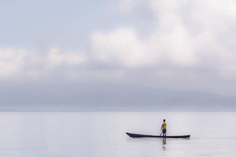 成年人,一个人,渔夫,站,横图,室外,白天,留白,印度尼西亚,仅一个男性,反射,水平线,渔船,思考,摄影,宁静,柔焦,海景,木筏,彩图,独处