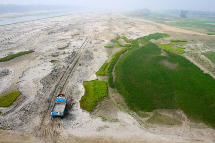 无人,横图,俯视,室外,白天,卡车,孟加拉国,亚洲,沙子,地平线,地形,辽阔,地面,河床,自然,广阔,运输,摄影,一望无际,停止,延伸,南亚,暂停,干的,停滞,天地相交,无边无际,一马平川,孟加拉人民共和国,彩图,高角度拍摄