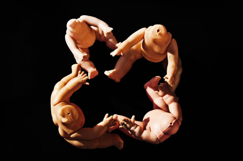 裸体,无人,横图,俯视,黑色背景,娃娃,塑胶,破坏,破损,四个,摄影,怪异,损坏,手牵手,彩图,高角度拍摄,影棚拍摄