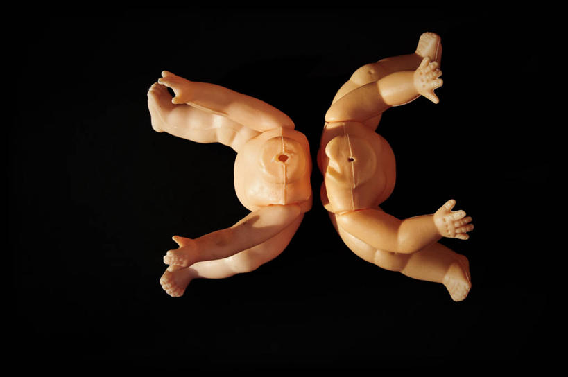 裸体,无人,横图,俯视,黑色背景,冲突,娃娃,塑胶,破坏,破损,两个,背靠背,摄影,怪异,损坏,争论,彩图,高角度拍摄,影棚拍摄