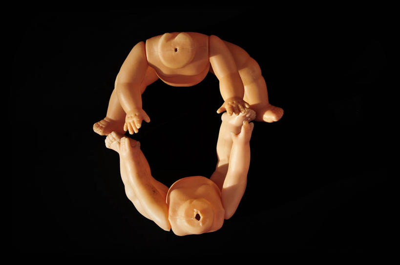 裸体,无人,横图,俯视,黑色背景,娃娃,塑胶,破坏,破损,两个,摄影,怪异,损坏,手牵手,彩图,高角度拍摄,影棚拍摄