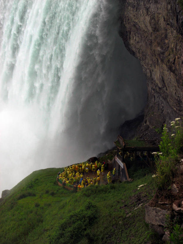 站,竖图,室外,白天,旅游,度假,加拿大,行人,游客,游人,流水,许多人,宏伟,路人,旅客,自然,地标建筑,一群人,摄影,雨衣,尼亚加拉瀑布,过客,彩图,旅行