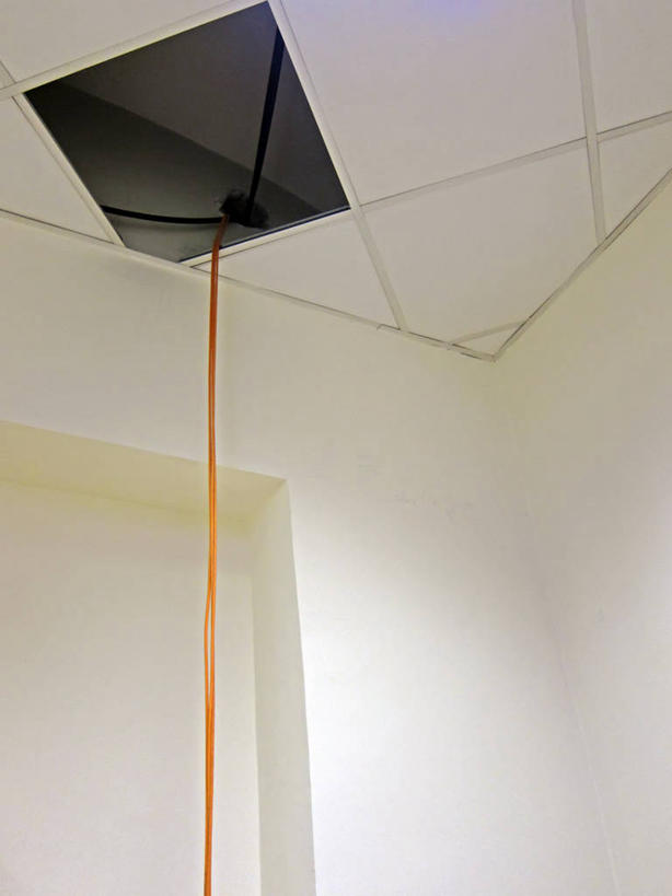 无人,竖图,室内,白天,仰视,天花板,装修,吊挂,悬挂,电缆,墙,洞,挂,摄影,彩图,低角度拍摄