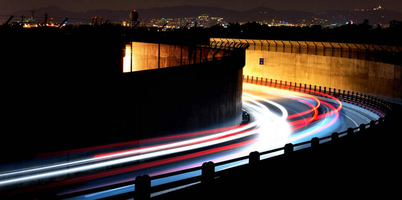 无人,机场,横图,全景,室外,夜晚,长时间曝光,照明,弯曲,隧道,交通,灯,灯具,运输,摄影,尾灯,宁静,照亮,照明设备,边界,前照灯,前大灯,车前灯,彩图,巴塞罗那国际机场