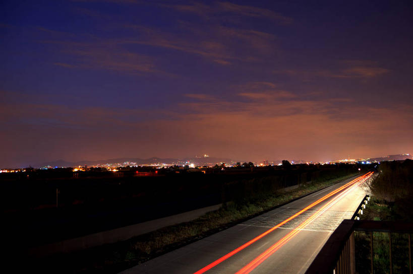 无人,机场,横图,室外,夜晚,留白,长时间曝光,地平线,辽阔,地面,交通,广阔,运输,摄影,尾灯,宁静,一望无际,照亮,延伸,透视图,天地相交,无边无际,一马平川,彩图,巴塞罗那国际机场