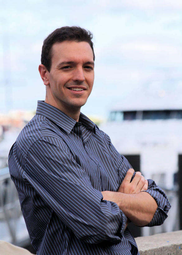 成年人,一个人,双手交叉,微笑,竖图,室外,白天,衬衫,信心,美国,仅一个男性,仅一个人,仅一个年轻男性,摄影,双手抱胸,肖像,波士顿,男人,男性,年轻男性,年轻人,半身,彩图