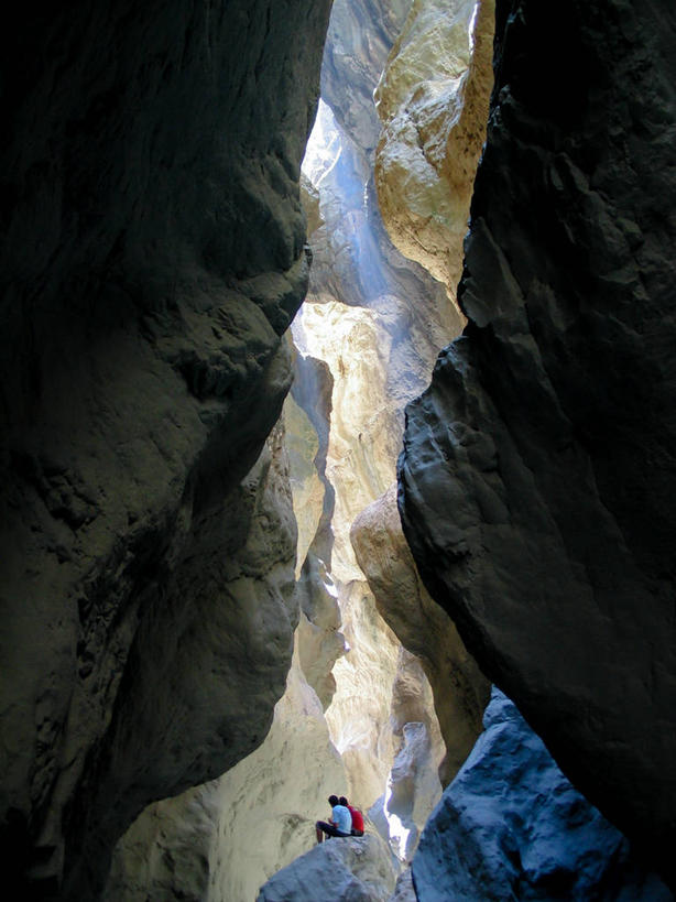 坐,竖图,室外,白天,峡谷,欧洲,行人,游客,游人,裂缝,树荫,宏伟,路人,旅客,风景,休息,摄影,安塔利亚,过客,岩石,彩图