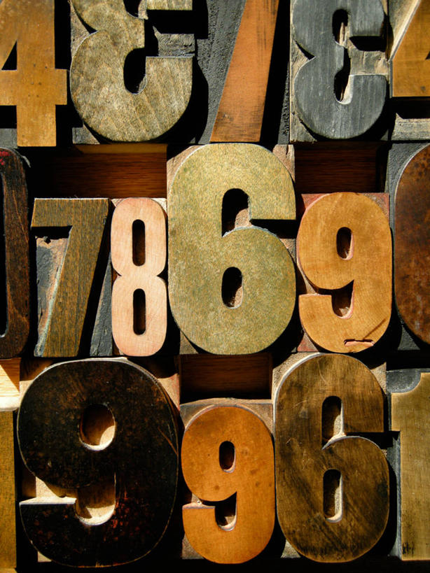 无人,竖图,一排,许多,丰富,整齐,木制,标志,数字,文字,字符,很多,标识,排列,摄影,阿拉伯数字,块状,多样,队列,数学,彩图,影棚拍摄,凸版印刷