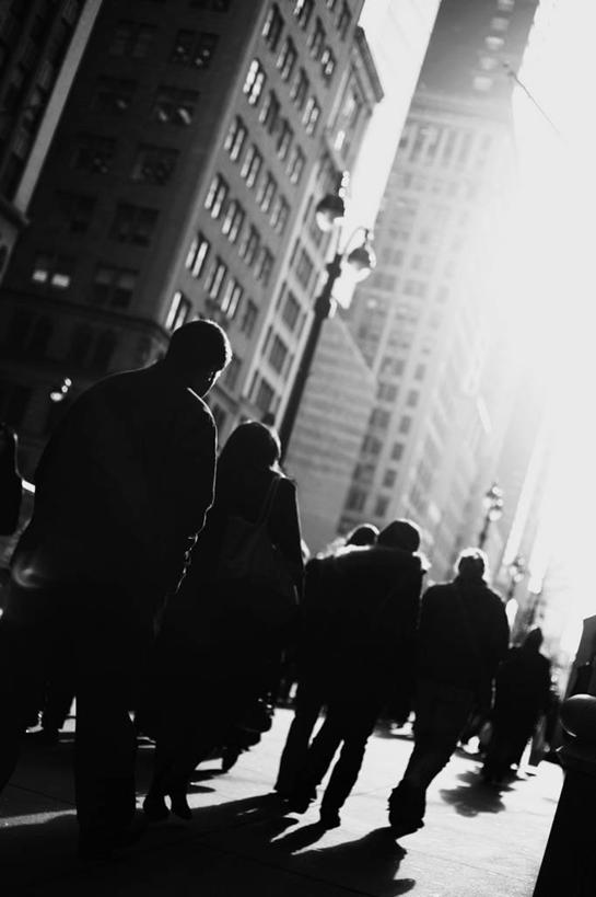 竖图,黑白,室外,城市,路灯,摩天大楼,日光,纽约,美国,行人,背面,摄影,剪影,纽约州,步行