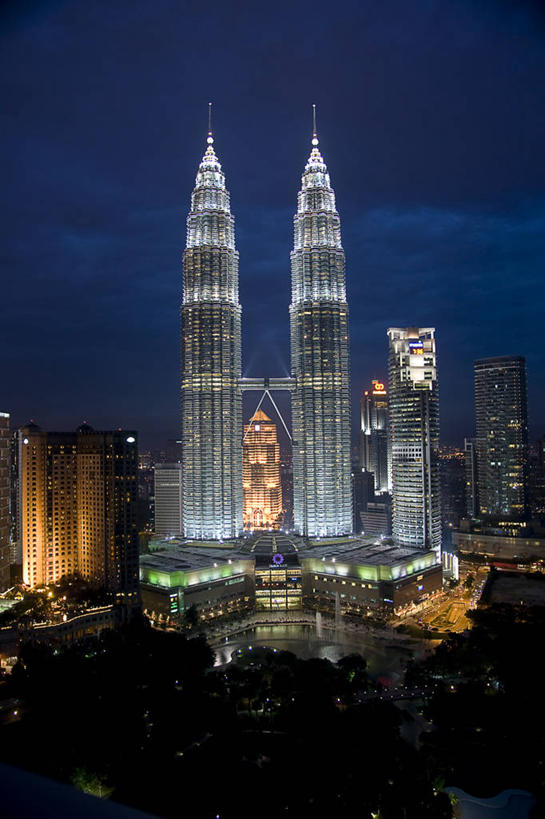 无人,竖图,室外,夜晚,城市,建筑,摩天大楼,马来西亚,亚洲,塔,首都,现代,摄影,东南亚,照亮,双子塔,吉隆坡,双子星塔,吉隆坡石油双塔,吉隆坡双子星塔,佩重纳斯大厦,马来西亚联邦,彩图,双峰塔,马来文化