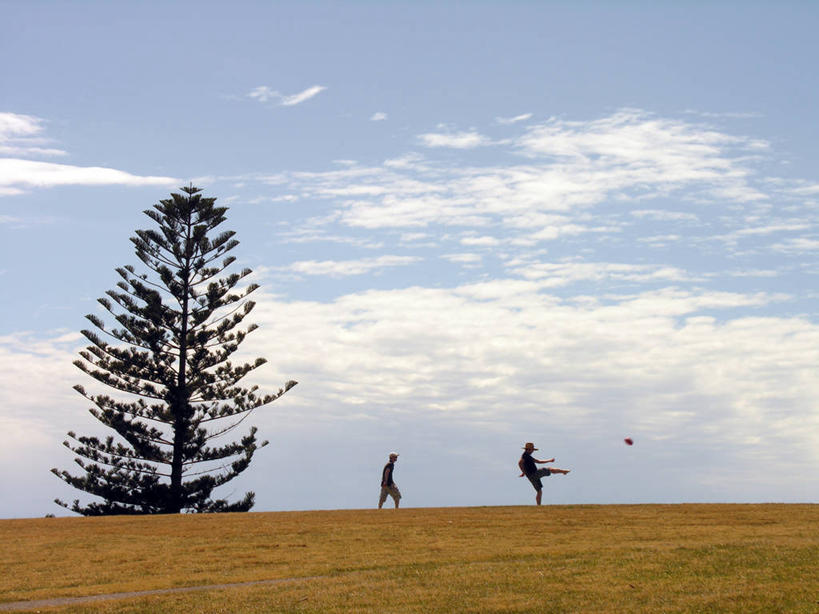 成年人,两个人,横图,室外,白天,留白,足球,山,澳大利亚,踢,朦胧,模糊,地形,草,摄影,剪影,常绿树,新南威尔士,卷云,足球运动,休闲活动,彩图