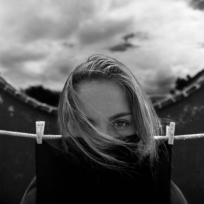 西方人,成年人,中年人,脸,头,脸颊,头发,一个人,方图,黑白,室外,特写,白天,正面,风,多云,墨西哥,欧洲,欧洲人,仅一个女性,仅一个人,肩膀,仅一个中年女性,晾衣服,金色,摄影,拉丁美洲,肖像,衣夹,想法,女人,女性,中年女性,白种人,头部,脸部,脸蛋,面部,高领毛衣