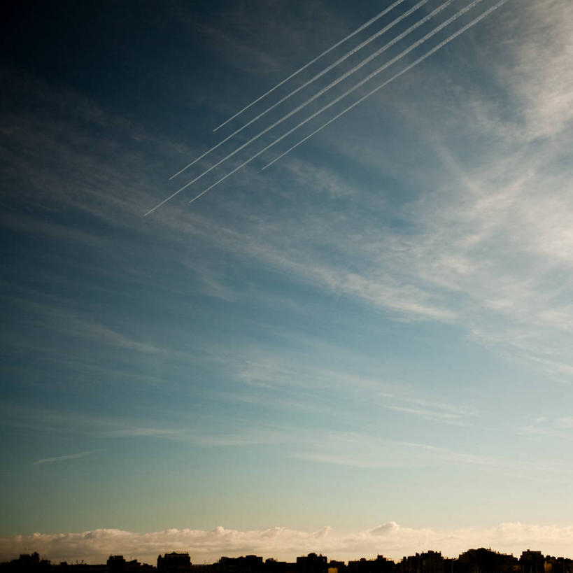 无人,方图,室外,白天,天际线,巴塞罗那,一排,表演,整齐,烟雾,云,排列,天空,摄影,宁静,污染,废气,队列,飞机尾迹,尾迹云,机尾云,飞机拉烟,云带,尾迹,机尾迹,飞机尾气,彩图,传统节日