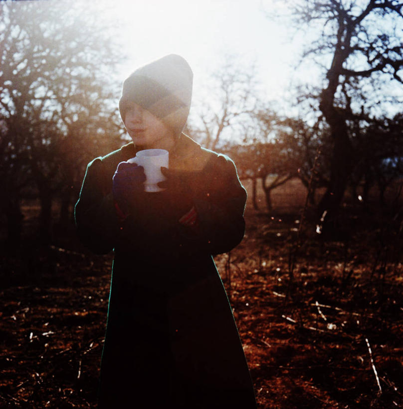 西方人,儿童,一个人,果园,站,竖图,室外,白天,正面,镜头眩光,纯洁,日光,欧洲,美国,欧洲人,仅一个男性,仅一个人,拿着,小孩,马克杯,仅一个小孩,鸭舌帽,寒冷,可爱,童年,童趣,摄影,童真,烂漫,无邪,俄勒冈州,波特兰,胡桃树,天真,男孩,男人,男性,白种人,孩子,彩图,男生