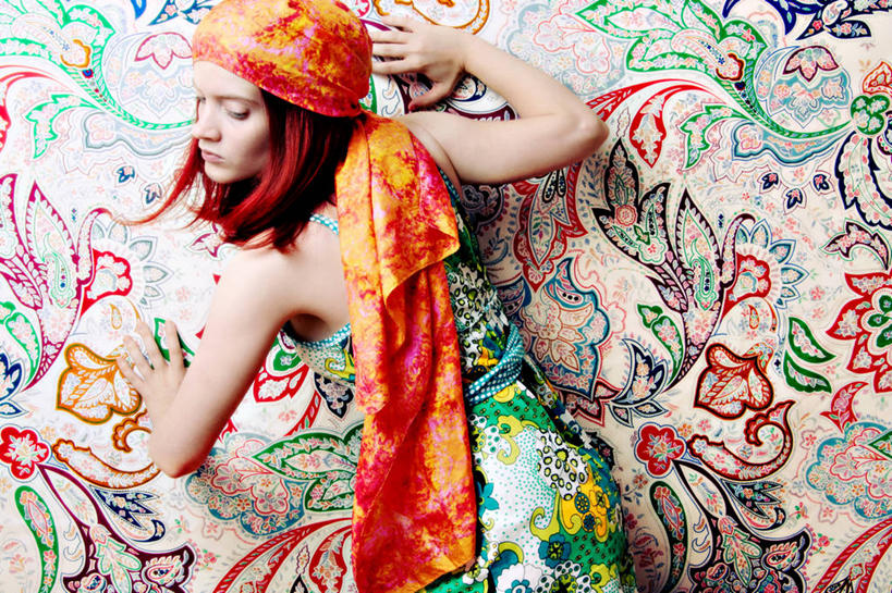 西方人,成年人,一个人,横图,时尚,欧洲,欧洲人,仅一个年轻女性,仅一个女性,仅一个人,花纹,扭头,注视,观察,看,靠,靠着,转头,个性,摄影,观看,察看,关注,年轻女性,女人,女性,白种人,年轻人,彩图,影棚拍摄