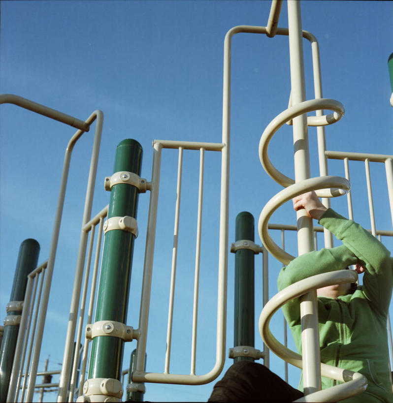 儿童,一个人,攀登,竖图,室外,白天,纯洁,游乐场,仅一个男性,仅一个人,拿着,小孩,仅一个小孩,可爱,童年,童趣,遮,遮掩,摄影,上升,掩盖,遮挡,攀登架,童真,烂漫,无邪,遮盖,波特兰,漩涡形,万里无云,掩饰,天真,男孩,男人,男性,孩子,休闲活动,彩图,男生