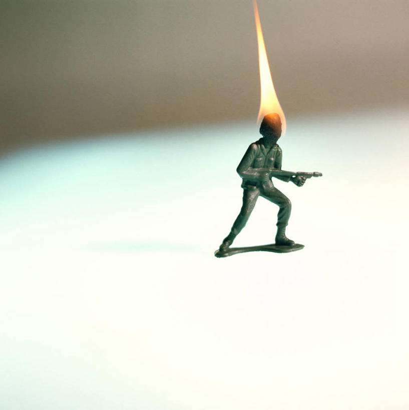 无人,竖图,留白,白色背景,游戏,玩具,军事,火焰,玩,娱乐,一个,休闲,益智,摄影,单个,活动,危机,不幸,发泄,消遣,智力,宣泄,玩耍,嬉戏,彩图,影棚拍摄