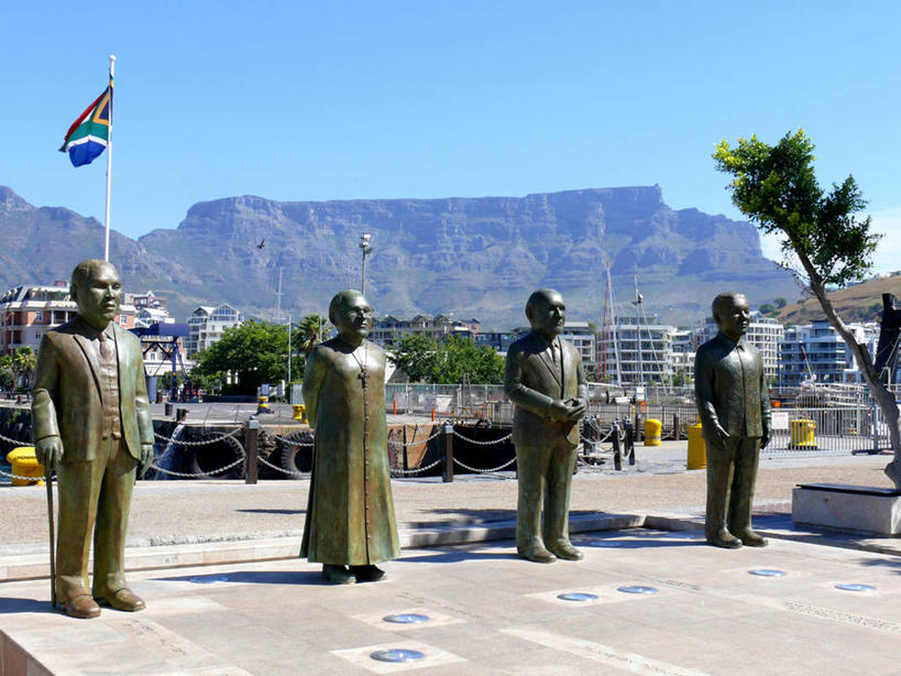 无人,横图,室外,白天,智慧,山,城市,建筑,旗帜,非洲,南非,一排,整齐,标志,雕像,符号,首都,标识,排列,地标建筑,四个,摄影,纪念,留念,队列,手艺,怀念,万里无云,开普敦,桌山,青铜,省会,阿非利加洲,性别符号,立法首都,南非共和国,西开普省,彩图,开普半岛,男性符号,诺贝尔奖