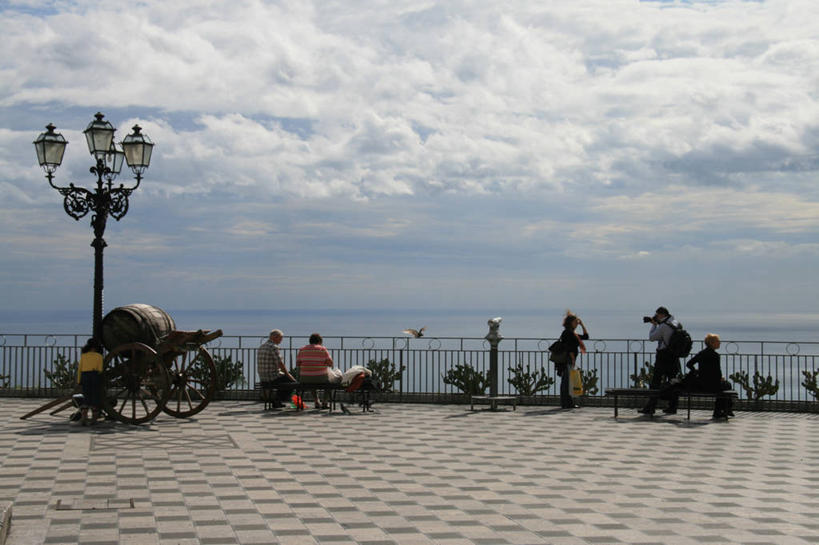 栏杆,站,坐,横图,室外,白天,旅游,度假,海洋,道路,路,意大利,行人,游客,游人,长椅,人行道,小路,交通,路人,旅客,炮,摄影,积雨云,意大利文化,陶尔米纳,过客,彩图