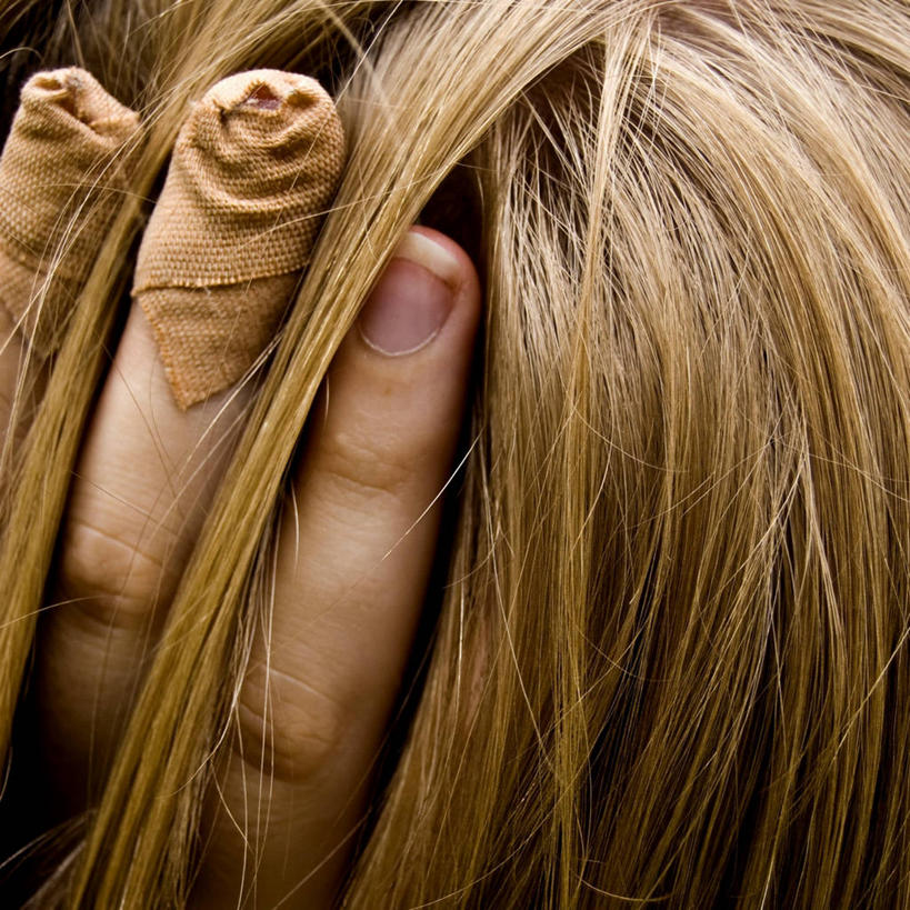 成年人,指甲,头发,一个人,摸,方图,特写,仅一个女性,抚摸,包装,金色,人体,摄影,不幸,创可贴,触摸,接触,彩图