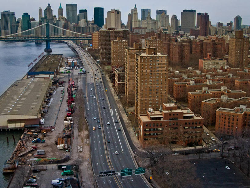 无人,横图,俯视,航拍,室外,白天,度假,美景,城市风光,城市,道路,建筑,街道,路,摩天大楼,公路,汽车,景观,公寓,桥,曼哈顿,交通,娱乐,享受,休闲,景色,放松,运输,摄影,吊桥,鸟瞰,市区,万里无云,曼哈顿桥,马路,彩图,高角度拍摄,居住区