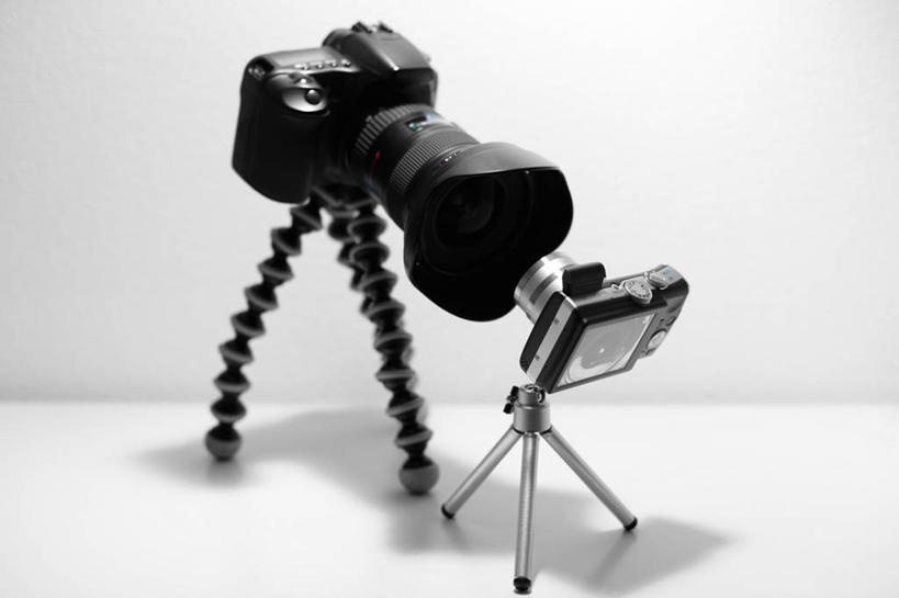 无人,横图,白色背景,技术,对抗,两个,数码相机,比较,摄影,单反相机,三脚架,比例,彩图,影棚拍摄