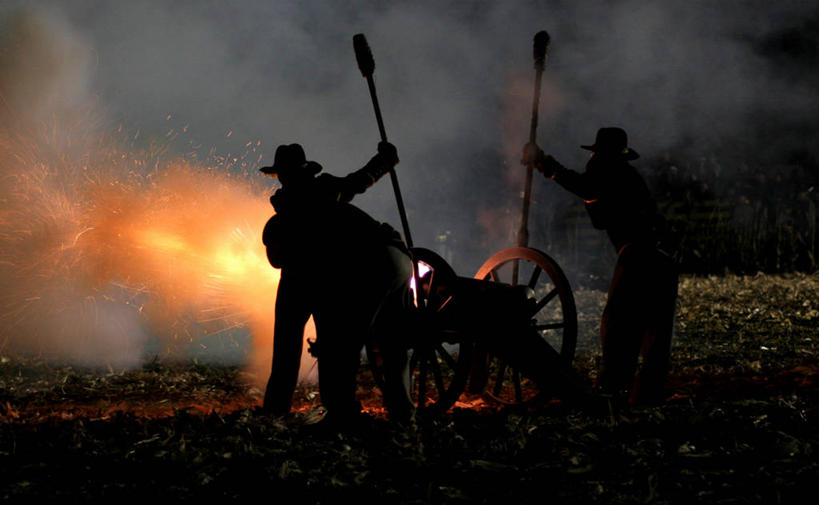 成年人,两个人,站,横图,室外,夜晚,美国,朦胧,模糊,冲突,军事,火焰,历史,炮,战争,摄影,照亮,加利福尼亚,打斗,剪影,美国内战,战场,彩图,翻拍