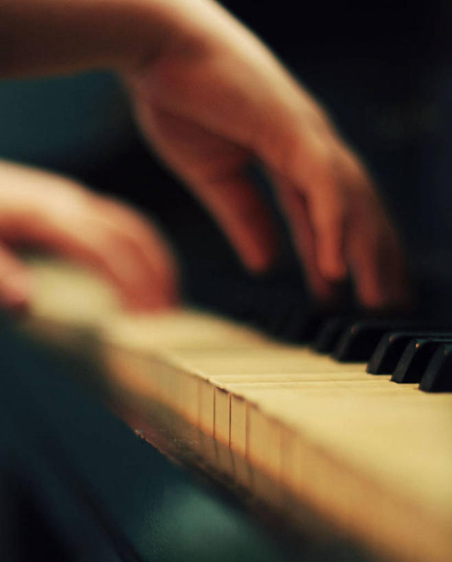 手,一个人,竖图,室内,特写,美国,表演,音乐,人体,摄影,部分,北美,北美洲,美洲,柔焦,佛罗里达,佛罗里达州,佛州,阳光州,北亚美利加洲,亚美利加洲,塔拉哈西,技能,休闲活动,彩图,美利坚合众国