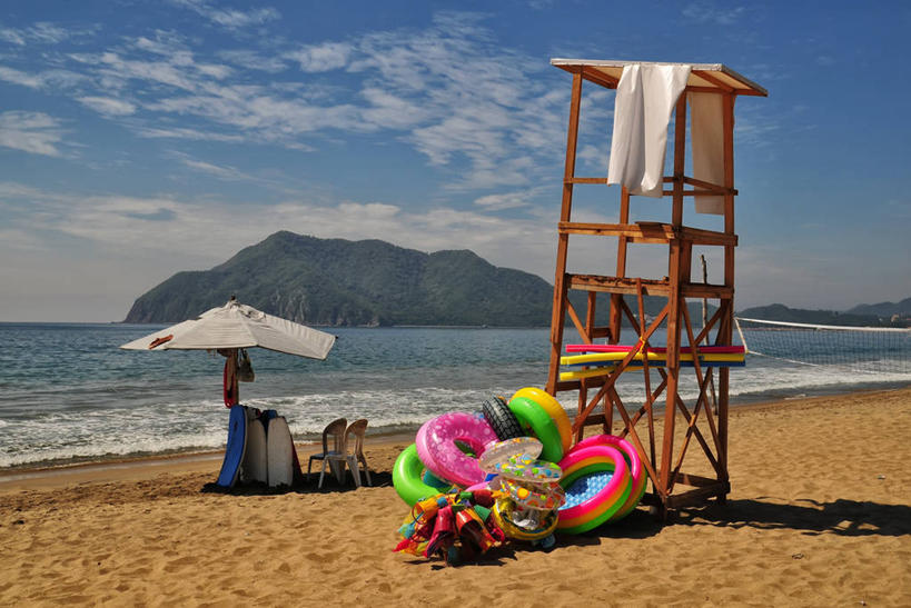 游泳,无人,横图,白天,度假,海洋,山,玩具,墨西哥,许多,木制,救生圈,网,塑料,河岸,云,很多,阳伞,塑料制品,游泳圈,夏天,摄影,充气,救生,拉丁美洲,泅水,救生舱,海滩,彩图