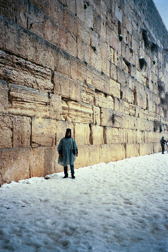 西方人,成年人,一个人,站,竖图,室外,白天,正面,雪,建筑,欧洲,欧洲人,仅一个男性,仅一个人,冬天,首都,石墙,仅一个年轻男性,摄影,高,雨衣,哭墙,男人,男性,年轻男性,白种人,年轻人,彩图
