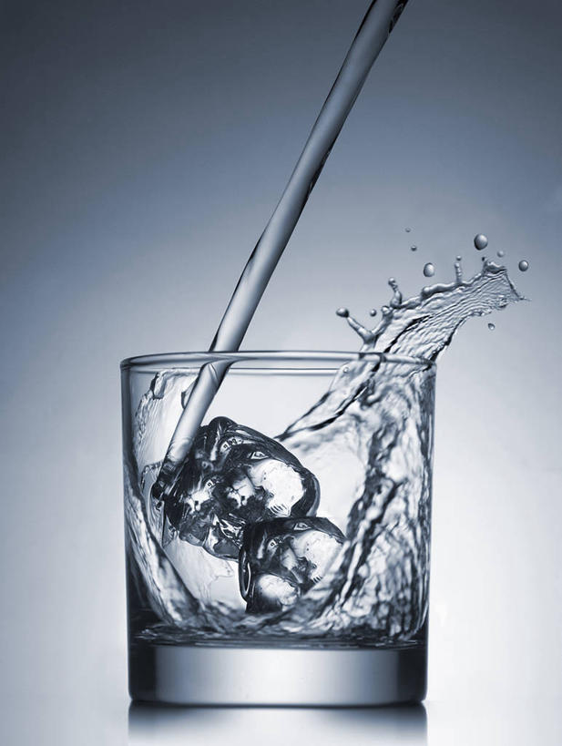 无人,竖图,水,倒,灰色背景,溅,透明,反射,冰块,饮用水,饮食,摄影,撞击,纯净,玻璃杯,彩图,影棚拍摄