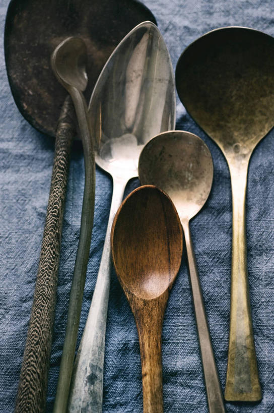 无人,竖图,俯视,室内,静物,一排,亚麻布,整齐,木制,勺子,干净,排列,木制品,调羹,汤匙,摄影,长柄勺,多样,简单,队列,彩图,高角度拍摄