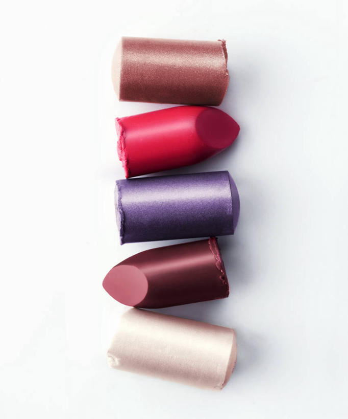 无人,竖图,俯视,白色背景,一排,整齐,褐色,排列,粉色,红色,紫色,唇膏,摄影,多样,队列,选择,美化,彩图,高角度拍摄,影棚拍摄