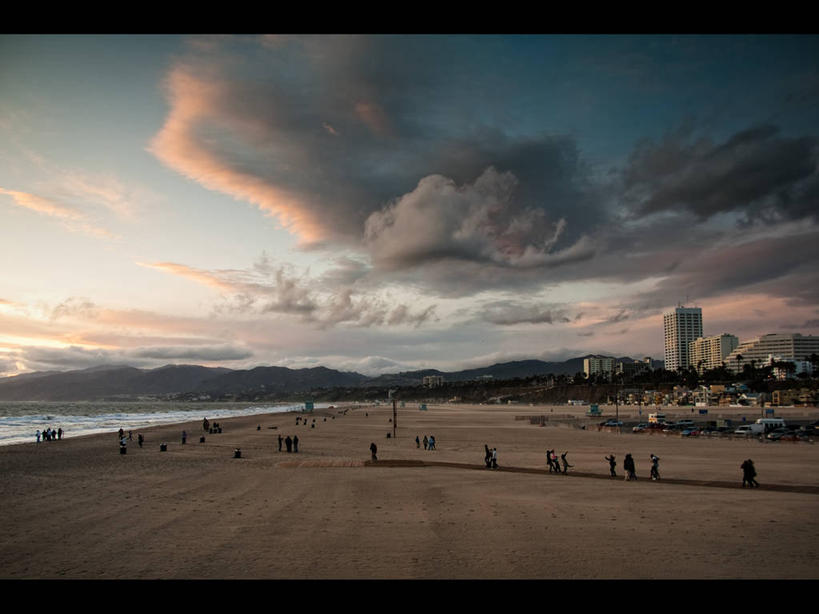 横图,室外,海洋,美景,行人,景观,冬天,许多人,风景,自然,黄昏,一群人,景色,放松,摄影,自然风光,积雨云,圣莫尼卡,海滩,步行,彩图,广角