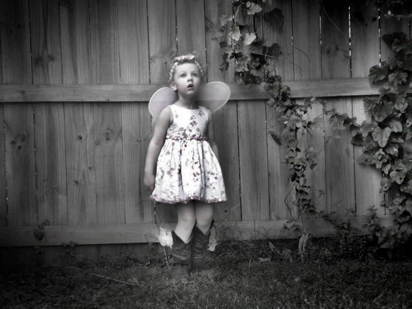 西方人,儿童,头发,一个人,无人,站,横图,黑白,室外,白天,正面,纯洁,欧洲,欧洲人,仅一个女性,仅一个人,木栅栏,庭院,小孩,向上看,张嘴,仅一个小孩,金色,可爱,童年,童趣,摄影,惊奇,仙女,牛仔靴,想象,张大嘴巴,童真,烂漫,无邪,天真,女孩,女人,女性,白种人,孩子,张开嘴,女生