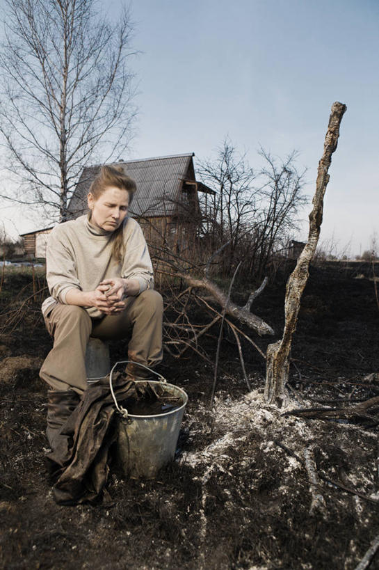 成年人,中年人,老年人,一个人,坐,竖图,室外,白天,正面,毛衣,美景,俄罗斯,仅一个女性,仅一个人,裤子,房屋,景观,乡村,注视,自然,观察,看,仅一个中年女性,疲倦,景色,摄影,观看,灰,察看,马尾辫,疲劳,疲惫,贫穷,关注,自然风光,困乏,疲乏,悲哀,委顿,疲困,疲顿,疲钝,倦怠,怠倦,女人,女性,中年女性,彩图