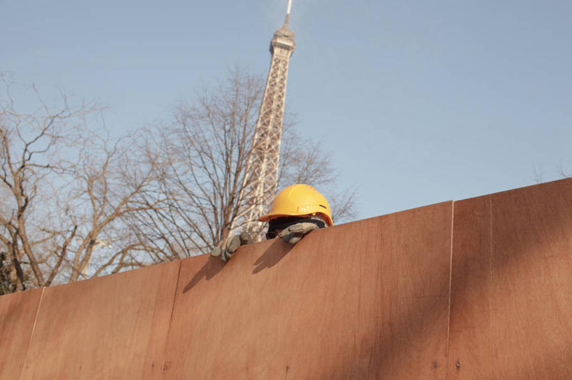 一个人,建筑工人,攀登,横图,室外,白天,建筑业,法国,巴黎,朦胧,模糊,墙,围墙,首都,顶部,安全帽,建筑工地,摄影,间谍,监视,法国文化,彩图,窥视,好奇心