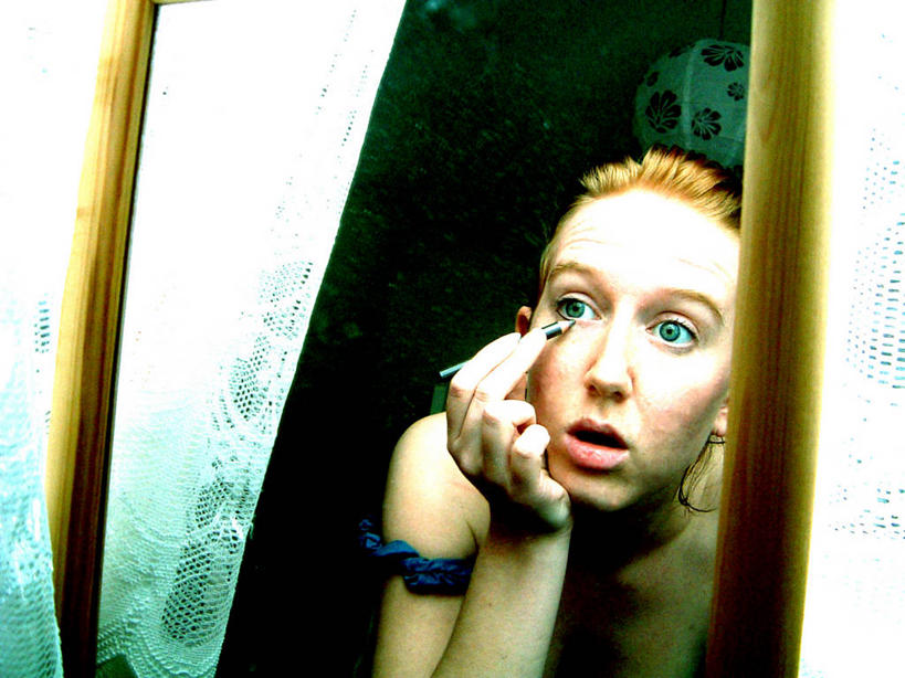 成年人,脸,头,脸颊,一个人,横图,室内,白天,正面,化妆,镜子,仅一个年轻女性,仅一个女性,仅一个人,反射,拿着,肩膀,张嘴,眼线笔,摄影,准确,肖像,张大嘴巴,美化,莱切斯特城,年轻女性,女人,女性,年轻人,头部,脸部,脸蛋,面部,张开嘴,彩图