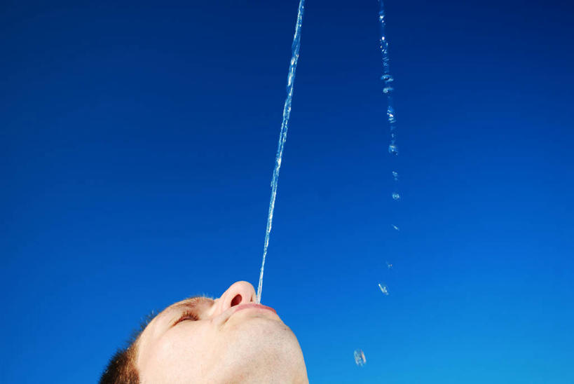 西方人,成年人,头,嘴,一个人,横图,室外,白天,留白,仰视,水,巴西,欧洲,欧洲人,仅一个男性,仅一个人,仅一个年轻男性,向上看,放松,人体,摄影,部分,万里无云,呕吐,技能,男人,男性,年轻男性,白种人,年轻人,头部,口,口腔,嘴巴,嘴唇,仰头,彩图,低角度拍摄,短发