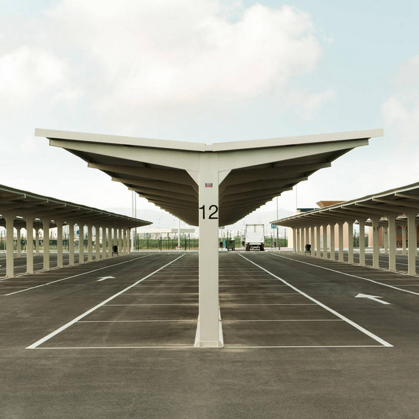 无人,机场,停车场,方图,室外,白天,西班牙,巴塞罗那,对称,标志,数字,文字,字符,标识,运输,摄影,阿拉伯数字,沥青,彩图