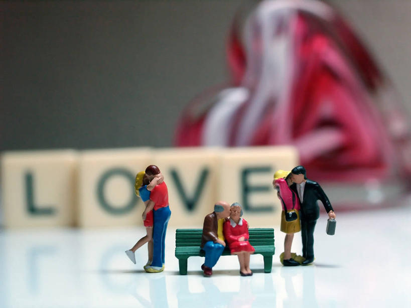 无人,站,坐,横图,雕塑,灰色背景,艺术,装饰,标志,雕刻,雕像,符号,长椅,单词,标识,工艺品,摄影,纪念,美术,主题,陈列,功能,美学,性别符号,心型,亲嘴,拥抱,彩图,影棚拍摄,爱,男性符号