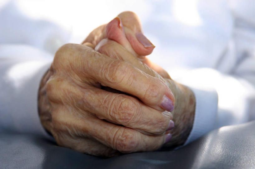 成年人,老年人,手,皱纹,一个人,握手,横图,室内,特写,衬衫,美国,仅一个女性,仅一个人,白色,靠,靠着,人体,摄影,仅一个老年女性,部分,加利福尼亚,关节炎,老年女性,女人,女性,手臂,搀手,拉手,手拉手,手握手,彩图