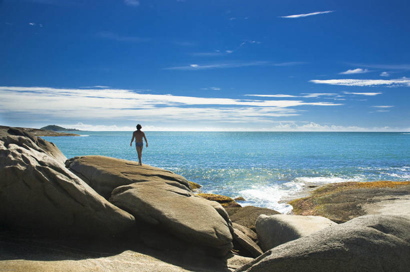 成年人,一个人,横图,室外,白天,度假,海洋,普拉亚,仅一个男性,海岸线,水平线,云,裸露,背面,天空,摄影,享乐,拉丁美洲,裸,海滩,岩石,休闲活动,步行,彩图