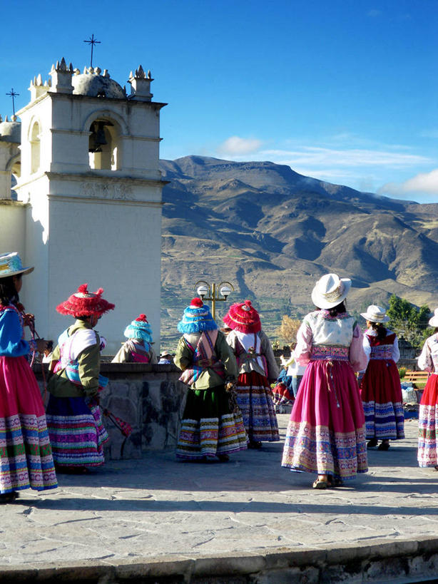 臀部,人群,教堂,站,竖图,室外,白天,裙子,晚礼服,山,建筑,秘鲁,正装,庆祝,装饰,十字架,头饰,地形,乡村,钟楼,天空,南美,摄影,生活方式,拉丁美洲,拉丁舞,万里无云,彩图,传统服装,晚宴服,舞会服,洋服,洋装,夜礼服,舞蹈,传统文化,秘鲁人,传统节日